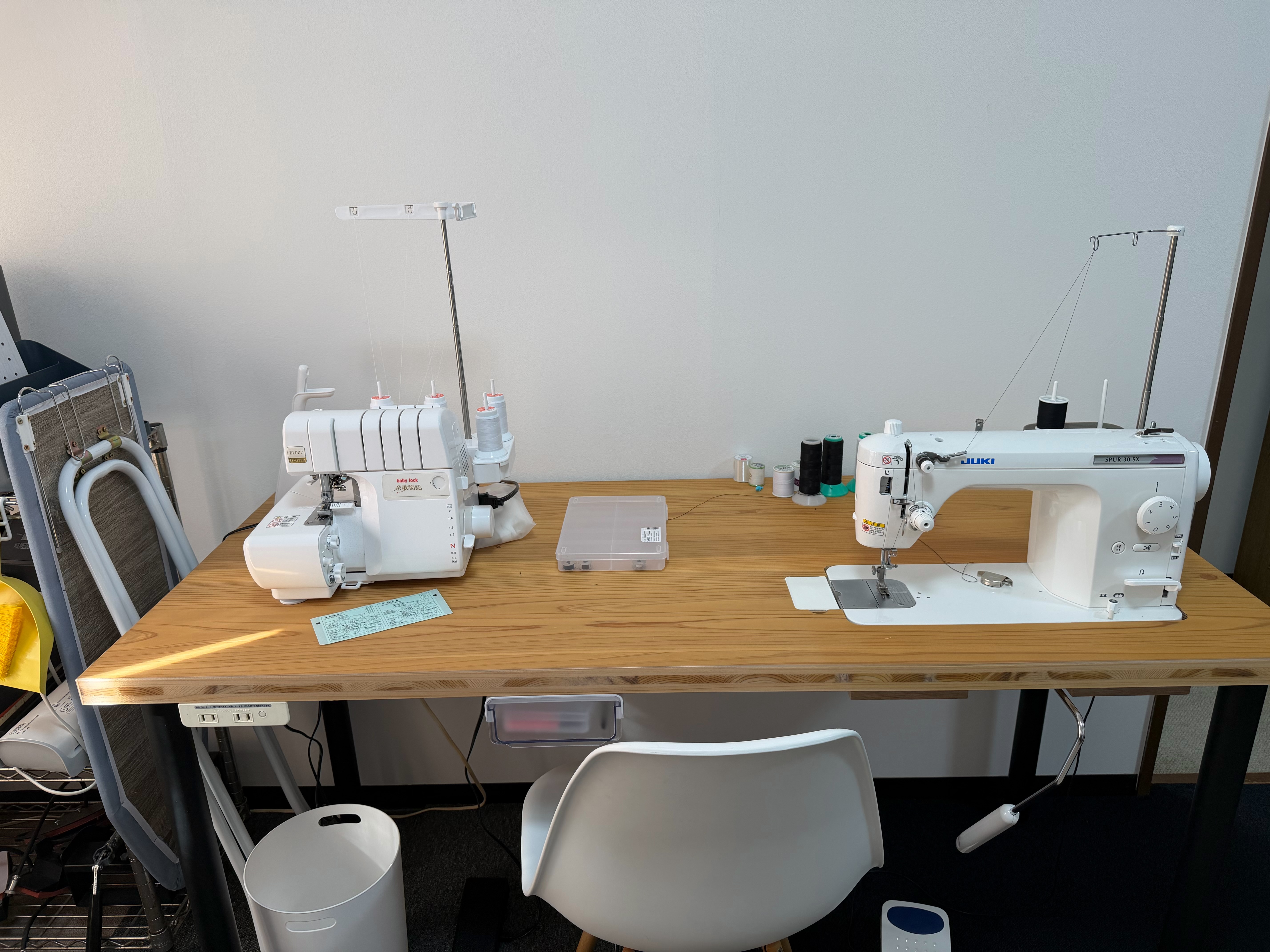 ミシンが置かれた机