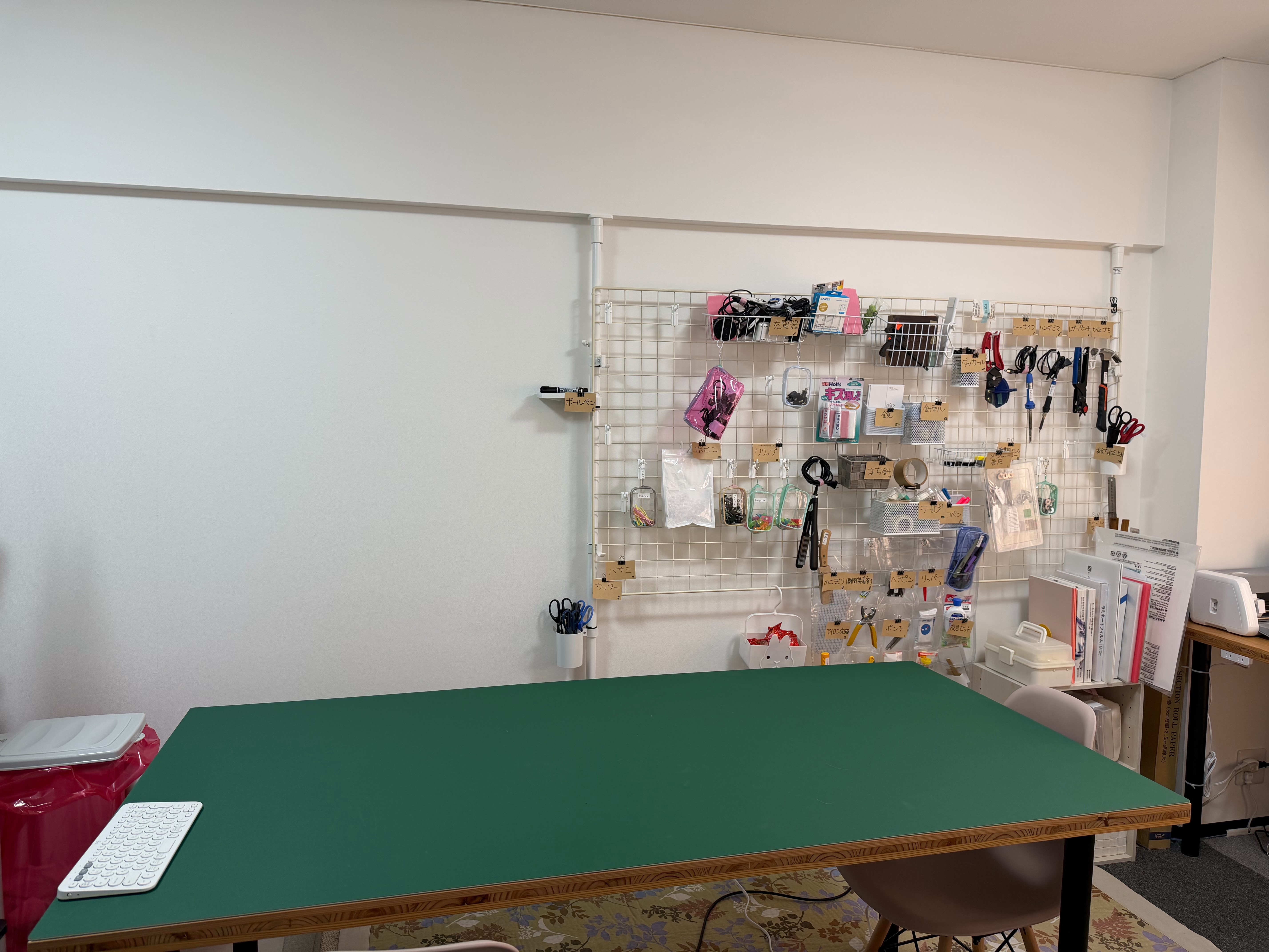 緑の作業台と壁の道具
